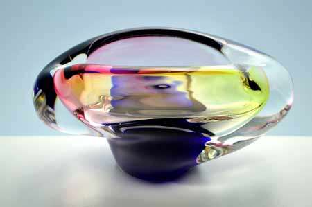 * A DAZZLINGLY BEAUTIFUL NOVY BOR (BOROCRYSTAL) SCULPTURAL ART GLASS ASHTRAY / BOWL FROM THE 1960s