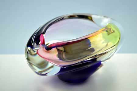* A DAZZLINGLY BEAUTIFUL NOVY BOR (BOROCRYSTAL) SCULPTURAL ART GLASS ASHTRAY / BOWL FROM THE 1960s