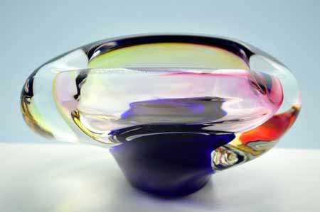* A DAZZLINGLY BEAUTIFUL NOVY BOR (BOROCRYSTAL) SCULPTURAL ART GLASS ASHTRAY / BOWL FROM THE 1960s