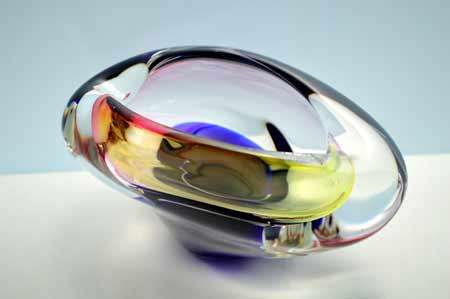 * A DAZZLINGLY BEAUTIFUL NOVY BOR (BOROCRYSTAL) SCULPTURAL ART GLASS ASHTRAY / BOWL FROM THE 1960s