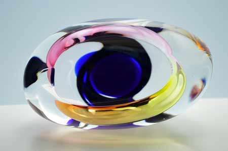 * A DAZZLINGLY BEAUTIFUL NOVY BOR (BOROCRYSTAL) SCULPTURAL ART GLASS ASHTRAY / BOWL FROM THE 1960s