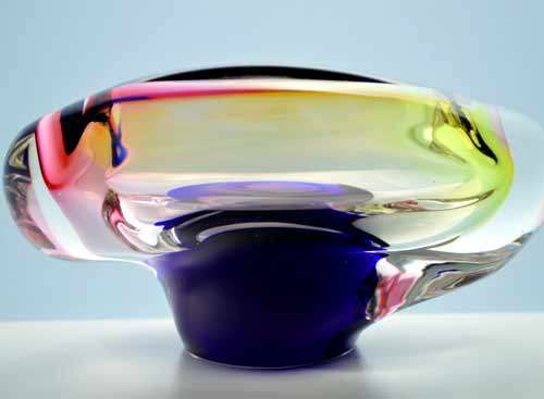 * A DAZZLINGLY BEAUTIFUL NOVY BOR (BOROCRYSTAL) SCULPTURAL ART GLASS ASHTRAY / BOWL FROM THE 1960s