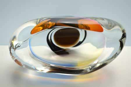 * A DAZZLINGLY BEAUTIFUL NOVY BOR (BOROCRYSTAL) SCULPTURAL ART GLASS ASHTRAY / BOWL FROM THE 1960s