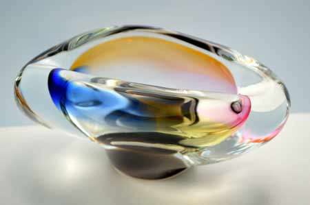 * A DAZZLINGLY BEAUTIFUL NOVY BOR (BOROCRYSTAL) SCULPTURAL ART GLASS ASHTRAY / BOWL FROM THE 1960s