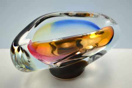 * A DAZZLINGLY BEAUTIFUL NOVY BOR (BOROCRYSTAL) SCULPTURAL ART GLASS ASHTRAY / BOWL FROM THE 1960s