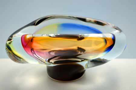 * A DAZZLINGLY BEAUTIFUL NOVY BOR (BOROCRYSTAL) SCULPTURAL ART GLASS ASHTRAY / BOWL FROM THE 1960s