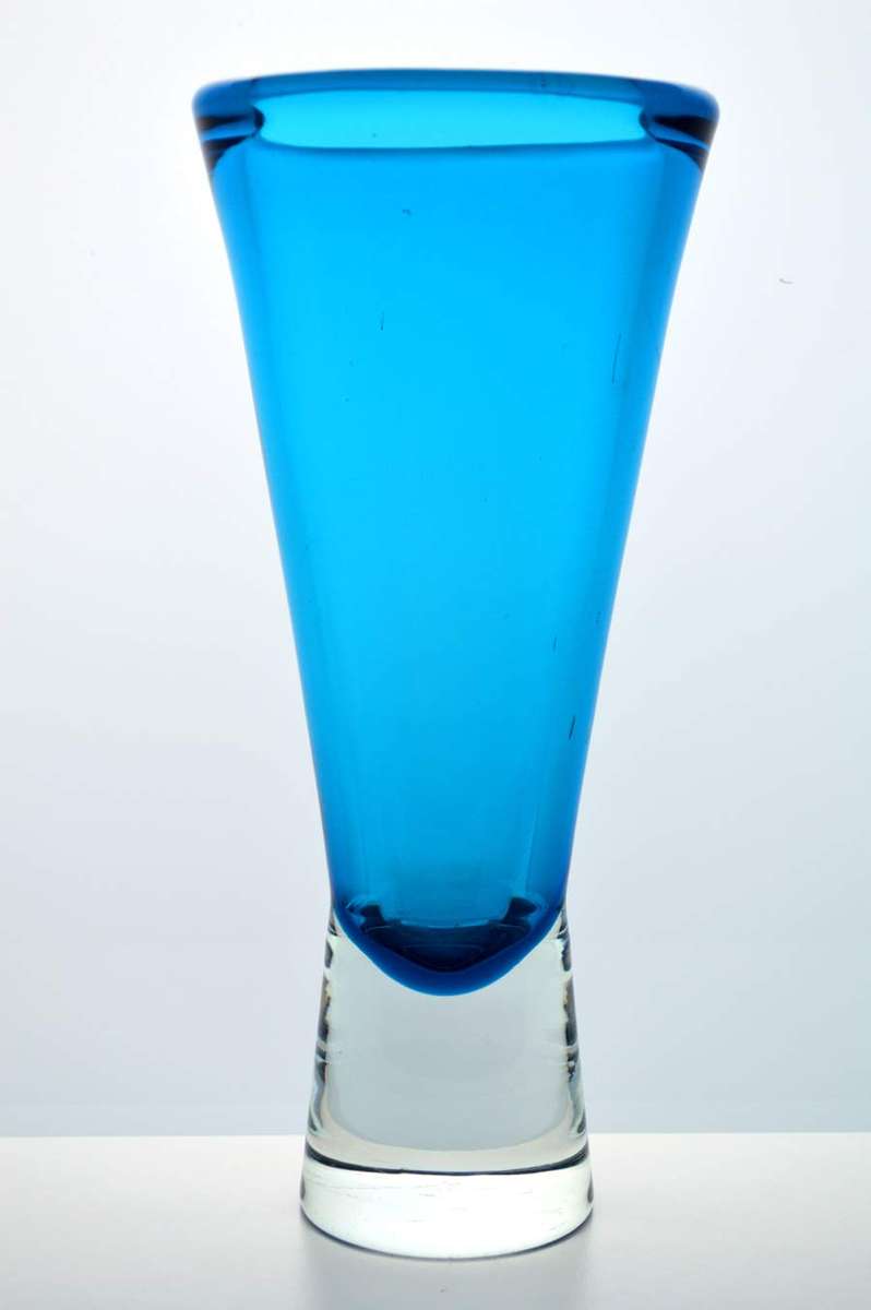 A BEAUTIFUL & RARE FIND: 'EVENING BLUE' VASE, DESIGNED BY MILAN METELAK FOR HARRACHOV GLASS IN 1958