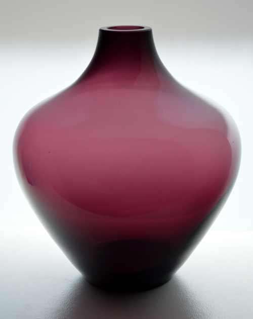 * ELEGANCE & SIMPLICITY : A MAGNIFICENT VASE : A MID 20TH CENTURY BEAUTY OF NOTE
