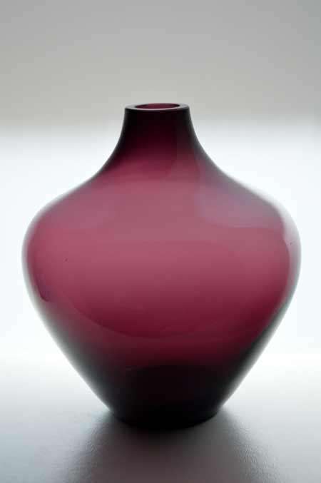 * ELEGANCE & SIMPLICITY : A MAGNIFICENT VASE : A MID 20TH CENTURY BEAUTY OF NOTE