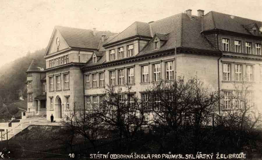 * MOST ELEGANT NEODYMIUM CZECH ART GLASS VASE, DESIGNED BY PROF MILOSLAV KLINGER (1922-1999)