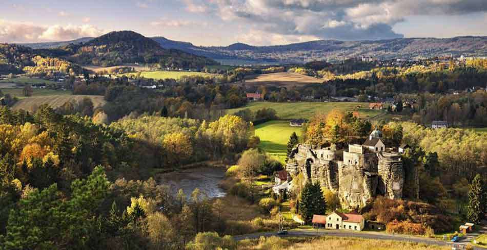 DAZZLINGLY BEAUTIFUL MODERN SCULPTURAL BOWL: CONTEMPORARY CZECH CRYSTAL ART GLASS AT ITS VERY BEST