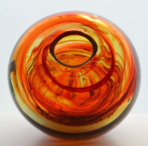 A MAGNIFICENT MICHAEL HARRIS MDINA ART GLASS VASE FROM THE 1970s : WITH MDINA LABEL INTACT!