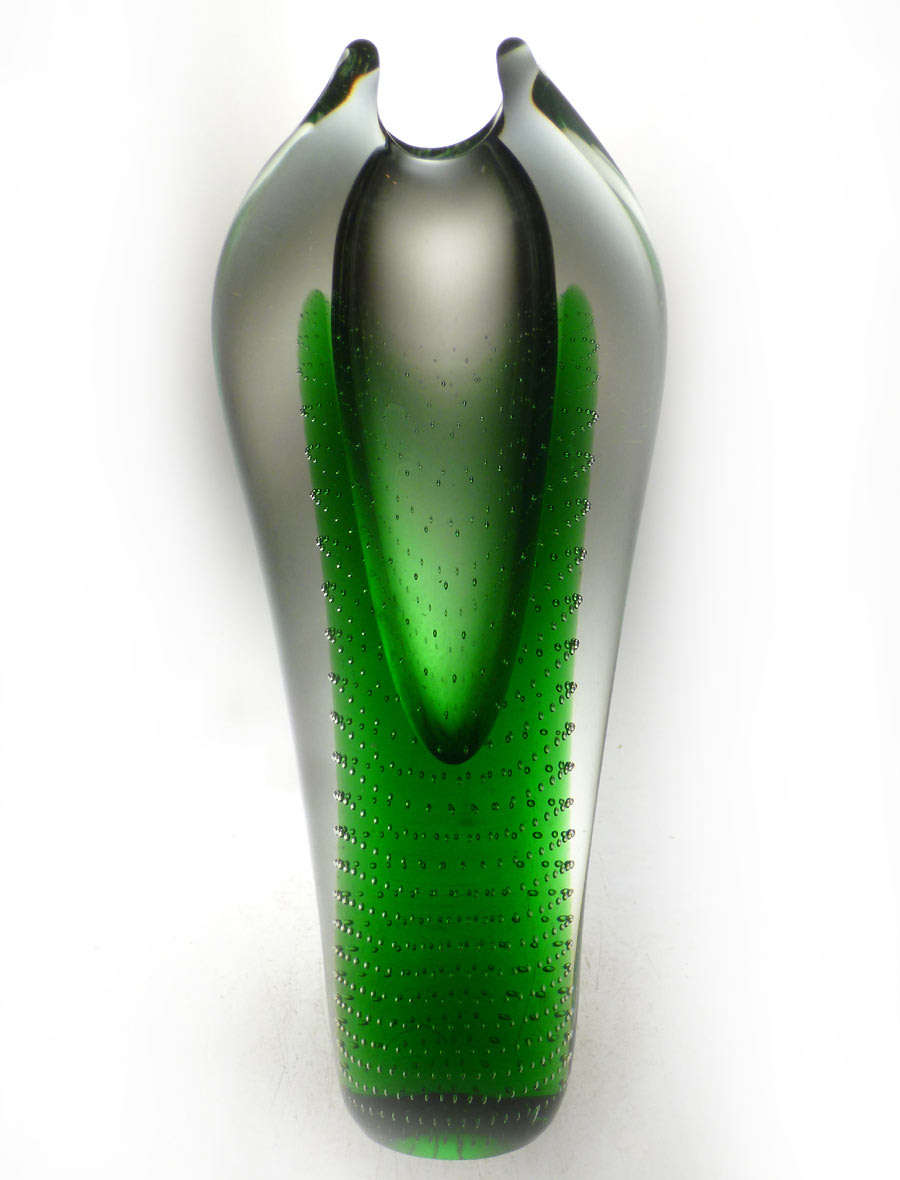 A DAZZLINGLY BEAUTIFUL MODERN EMERALD GREEN CZECH ART GLASS VASE DESIGNED BY PAVEL JUDA IN 1985