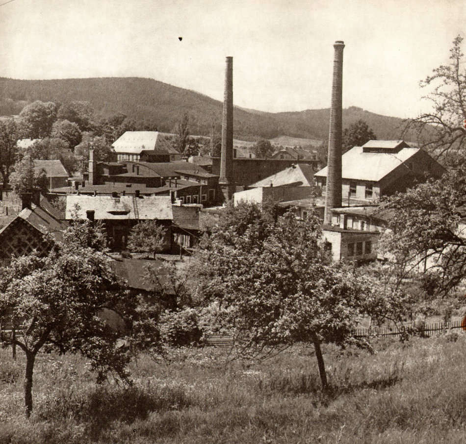 * A DAZZLINGLY BEAUTIFUL NOVY BOR (BOROCRYSTAL) SCULPTURAL ART GLASS ASHTRAY / BOWL FROM THE 1960s