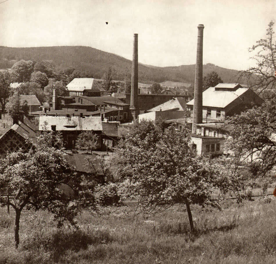 * SUPER ELEGANT LILAC-BLUE (NEODYMIUM) CZECH ART GLASS VASE, BY PROF MILOSLAV KLINGER (1922-1999)