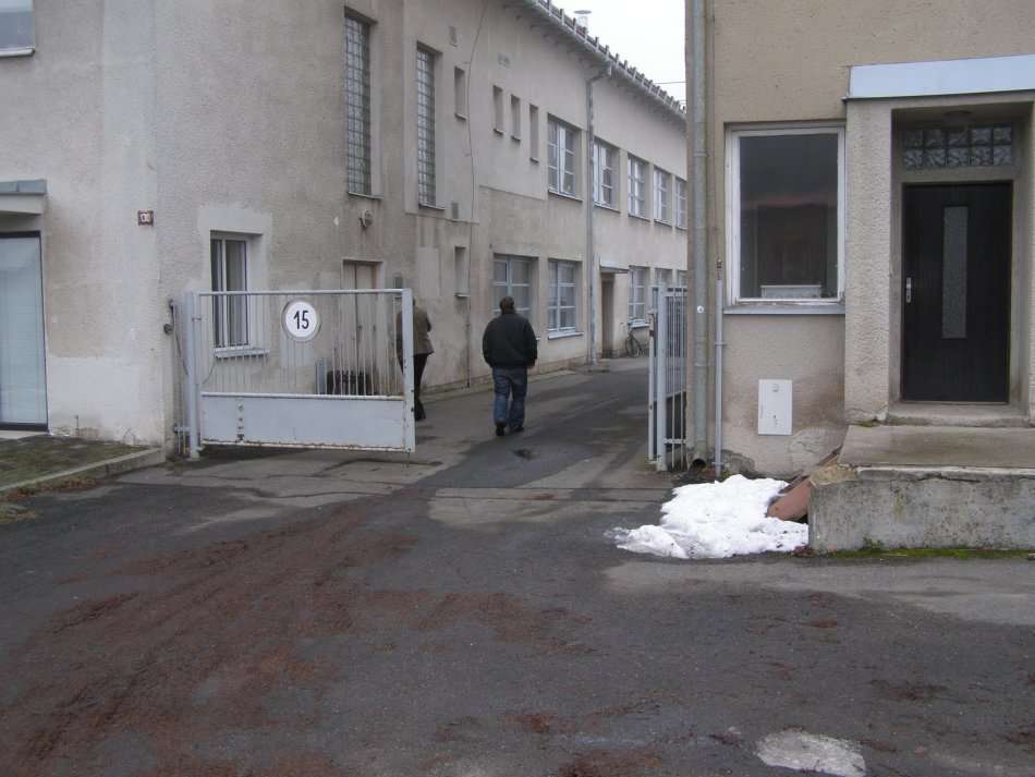* A DAZZLING SKRDLOVICE ART GLASS VASE DESIGNED BY JAN BERANEK (1933-)