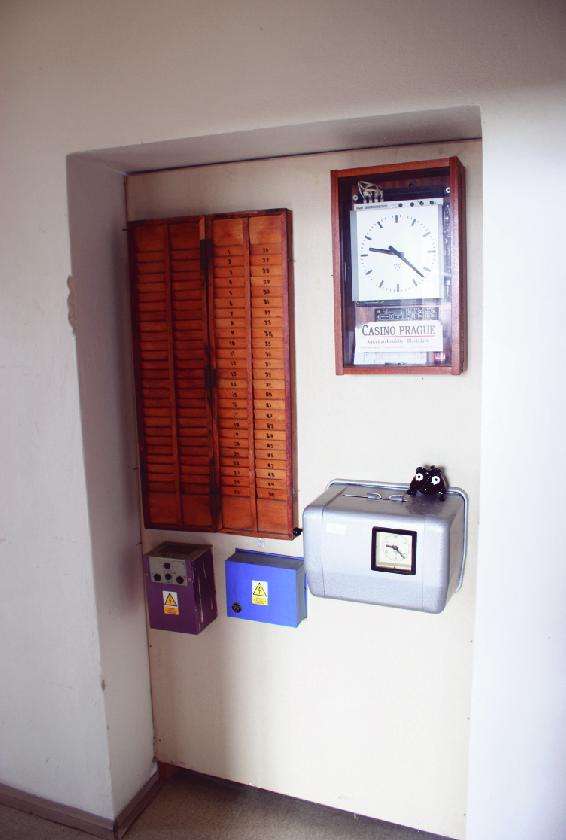 * SUPERB MAASTRICHT PINK, GREEN AND CLEAR SIGNED GLASS BOWL, DESIGNED BY MAX VERBOEKET, WITH LABEL