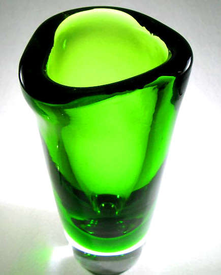 * A BEAUTIFUL EMERALD GREEN MURANO VASE - MID 20TH CENTURY ART GLASS AT ITS BEST!