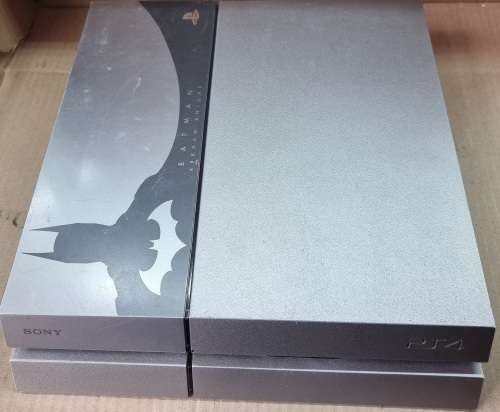 PS4 Batman Arkham Knight edition 1TB - For spares or repairs - Doesn`t power on