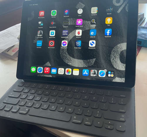 Apple iPad 12.9 inch 128gb wifi and cellular + magnetic keyboard and cover