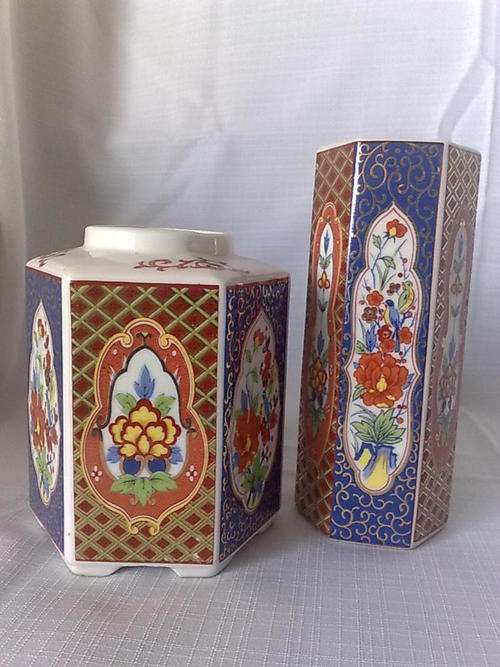 2 X STUNNING VASES in IMARI Style