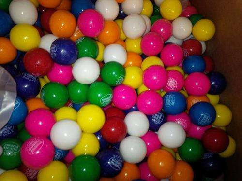 850 BUBBLE GUM's in One BOX  +- size of a R2 coin