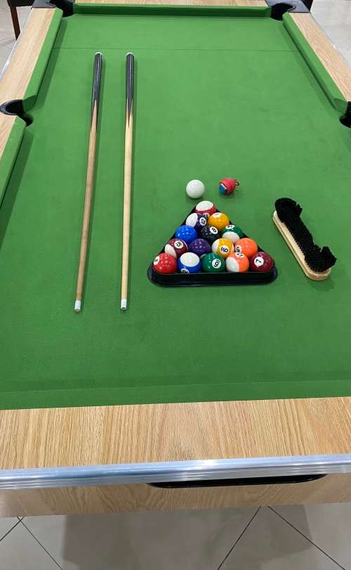 Pool Table including 2 cues and balls