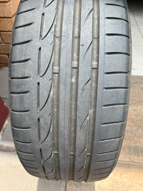 Bridgestone 225/40/R19 89Y- run flat tyre (good condition)