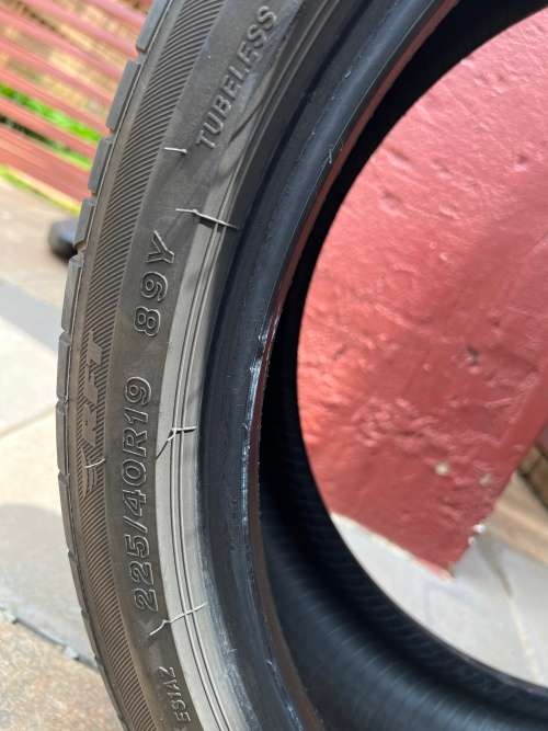Bridgestone 225/40/R19 89Y- run flat tyre (good condition)