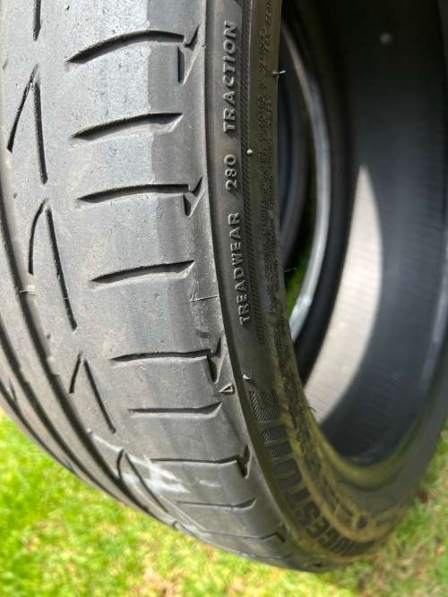Bridgestone 225/40/R19 89Y- run flat tyre (good condition)