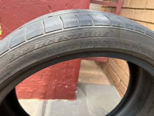 Bridgestone 225/40/R19 89Y- run flat tyre (good condition)