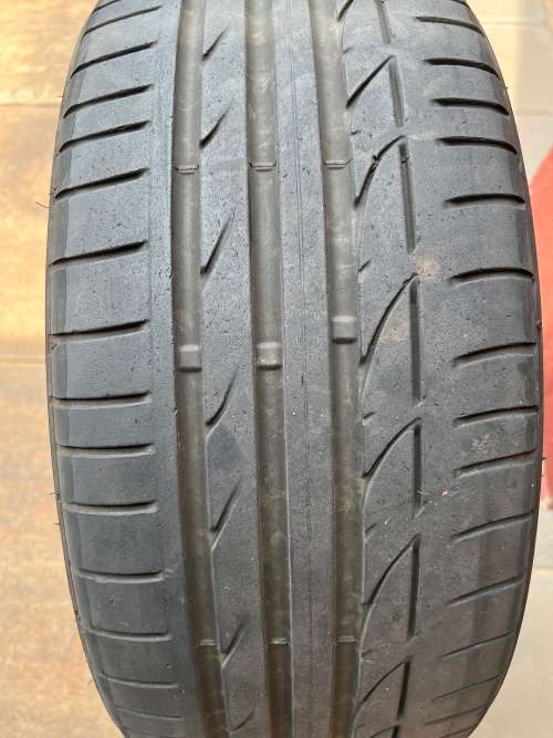 Bridgestone 225/40/R19 89Y- run flat tyre (good condition)