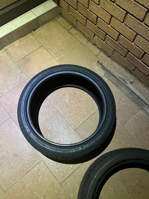 Bridgestone 225/40/R19 89Y- run flat tyre (good condition)