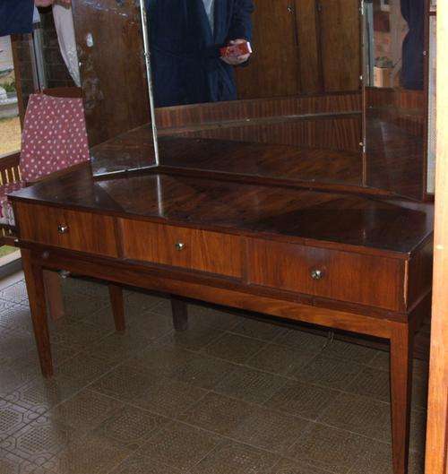 Take this dresser home.....in good condition....very low start!!!