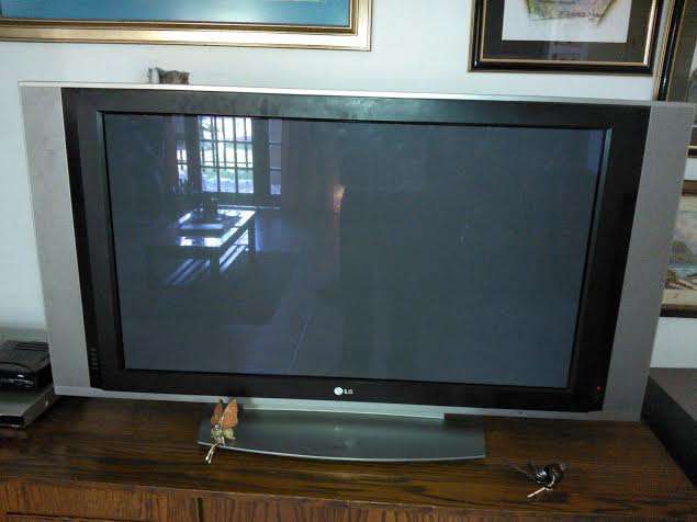 42 inch Plasma TV in goeie werkende toestand......remote werk, net die aanskakel knoppie nie