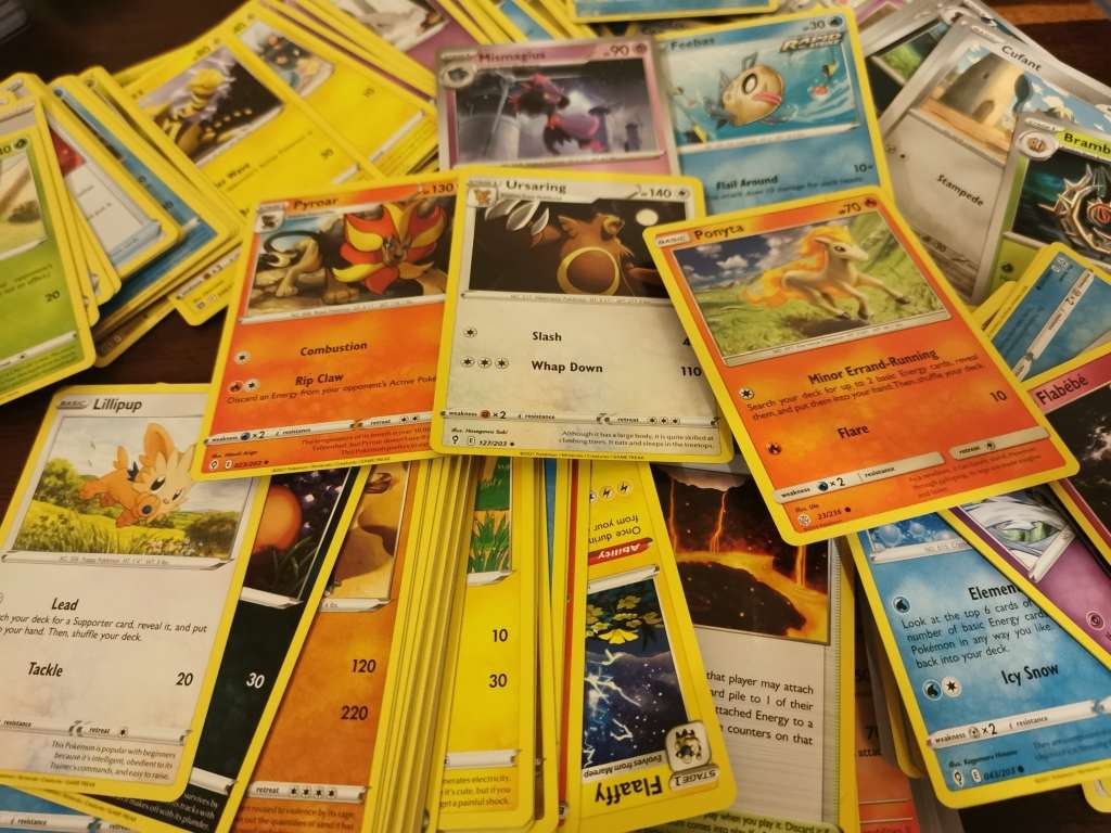 Huge Collection of Over 1000 Original Pokémon Cards