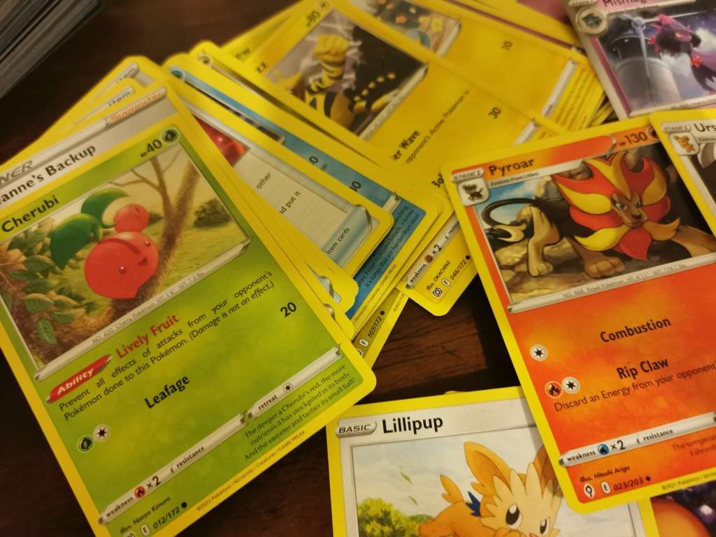 Huge Collection of Over 1000 Original Pokémon Cards