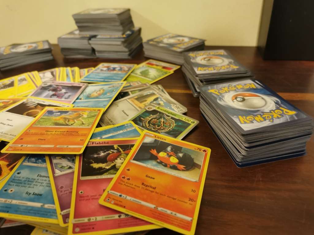 Huge Collection of Over 1000 Original Pokémon Cards