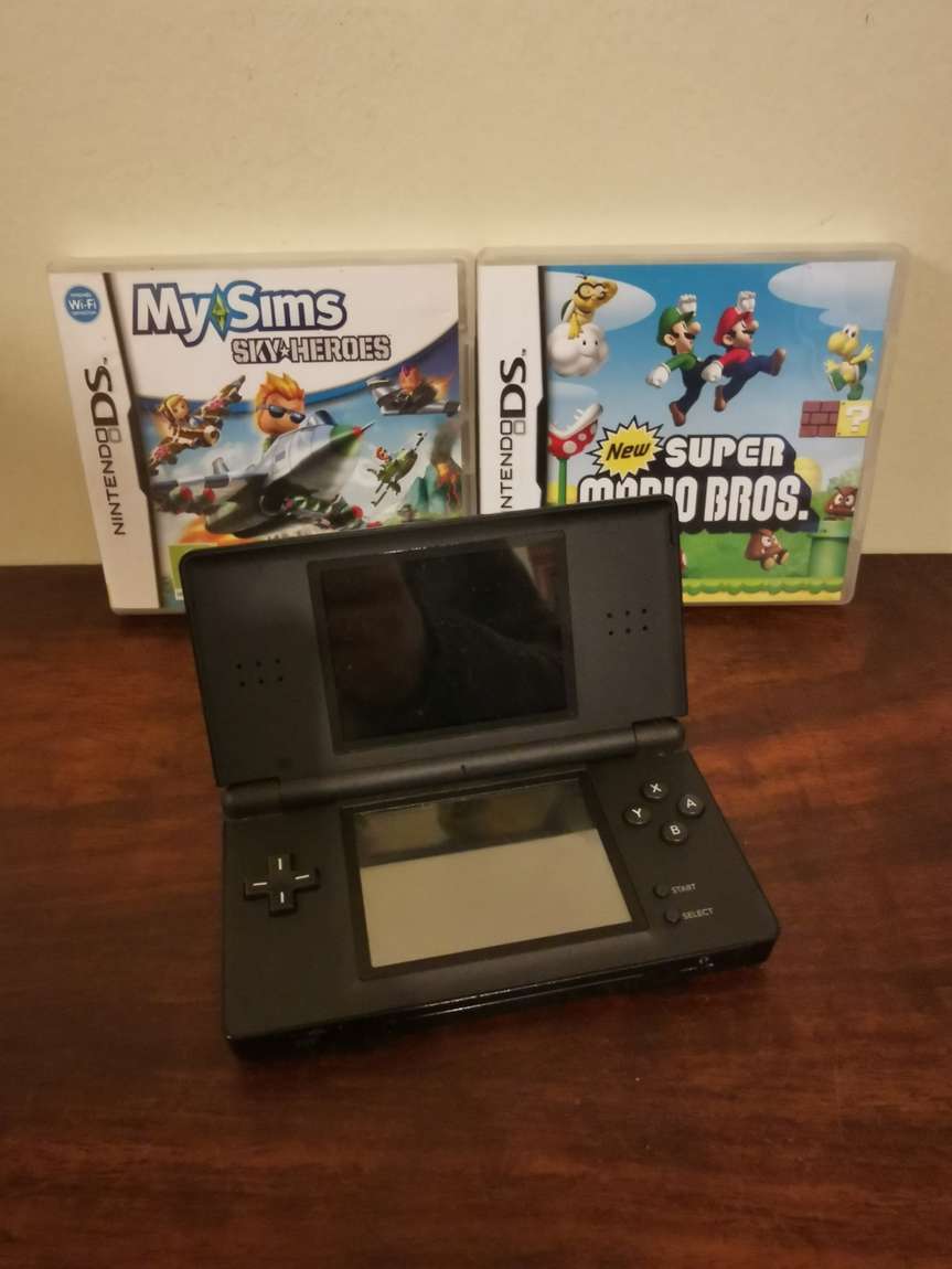 Nintendo - Nintendo DS with 2 Games was sold for 900.00 on 24 Jul at 23 ...