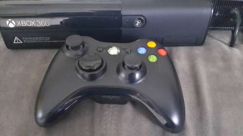 Xbox 360 E 500GB + Controller + 4 Games