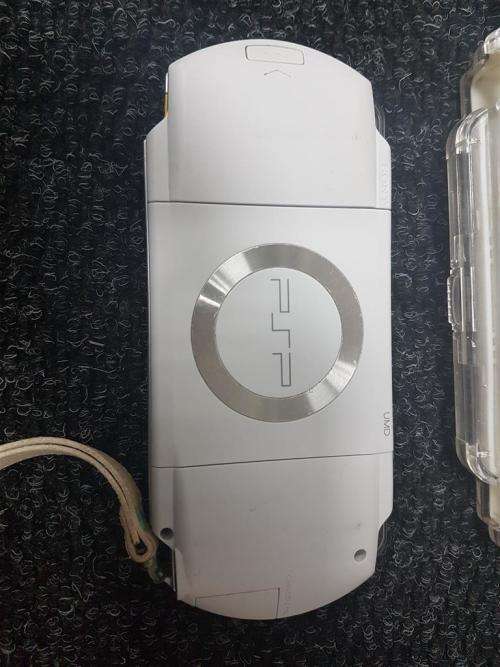 Sony PSP 1000 White + 8GB Memory Card + Geneic Charger