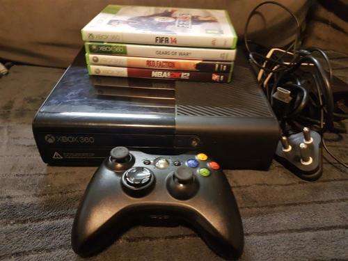 Xbox 360 E 4GB + Wireless Controller + 4 Games