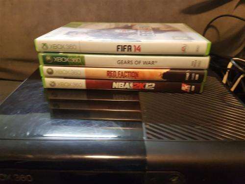 Xbox 360 E 4GB + Wireless Controller + 4 Games