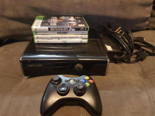 Xbox 360 Slim Gloss Black 250GB + Wireless Controller + 4 Games