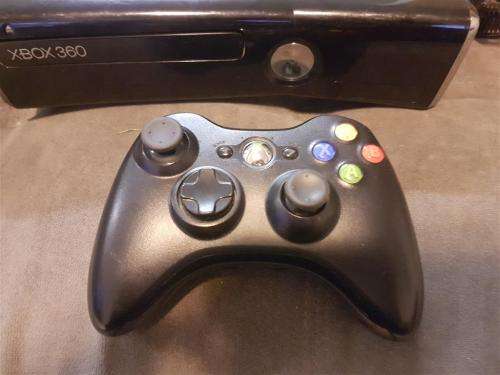 Xbox 360 Slim Gloss Black 250GB + Wireless Controller + 4 Games