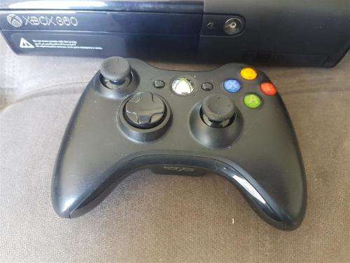 Xbox 360 E 4GB + Wireless Controller + 4 Games