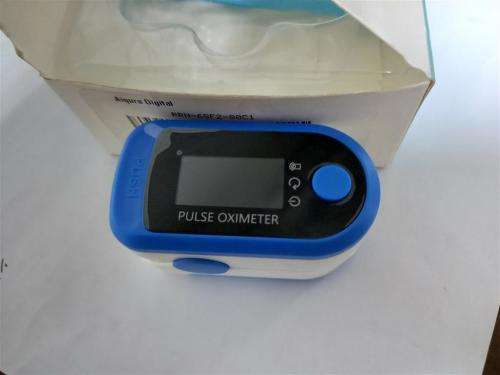 Finger tip pulse oximeter