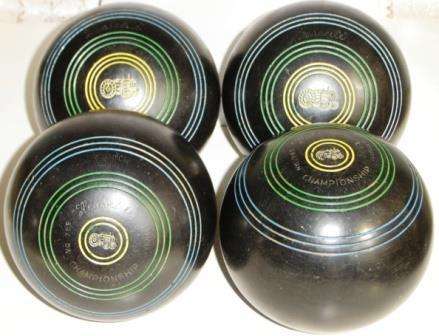 Set of 4 Henselite Lawn Bowls Size 5.