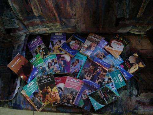 Mills and Boon (Mills & Boon) lot (32 books) ***** comes with free gift *****