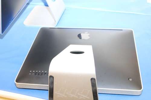 APPLE IMAC 24" A1225 - CORE 2 DUO - 320GB EXCELLENT CONDITION + APPLE KEYBOARD & MOUSE !!!